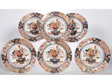 six assiettes ornées de motifs floraux sont disposées sur une surface blanche