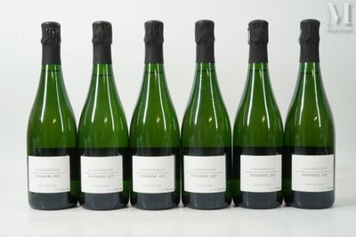 six bouteilles de vin sont alignées sur une table
