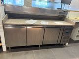 un comptoir en acier inoxydable dans une cuisine commerciale