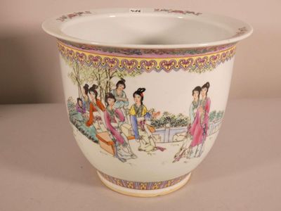 un vase blanc avec un tableau posé sur une table