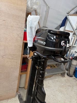 un moteur posé sur un support dans un garage