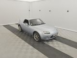 une petite voiture garée dans un garage