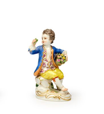 deux figurines représentant un homme et une femme avec un panier de fleurs