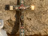 une croix et une statuette posées sur une table