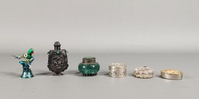 un petit groupe de figurines miniatures posées sur une table