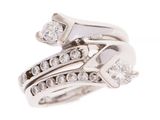 une image montrant un gros plan d'une bague en diamant sur fond blanc