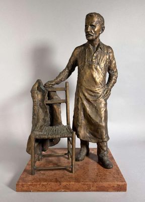 statue en bronze représentant un homme debout à côté d'une chaise, en compagnie d'un chien