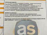 une feuille de papier sur laquelle figure l'image d'un badge de sécurité automobile