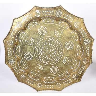 une assiette en or ornée de motifs complexes