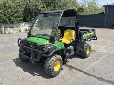 un véhicule utilitaire vert et jaune garé sur un parking