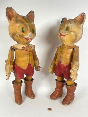 deux chats en bois placés l'un à côté de l'autre