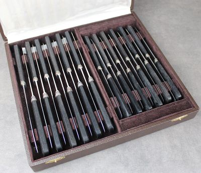 une boîte en bois contenant un lot de huit stylos