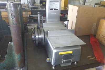 une machine posée sur une table dans une pièce