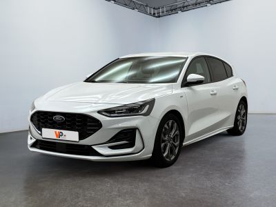 Une Ford Focus blanche de 2020 est garée dans une grande pièce