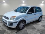 la photo d'une petite camionnette blanche garée dans un garage
