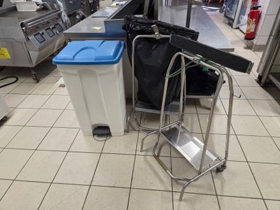 une poubelle et un chariot dans une cuisine