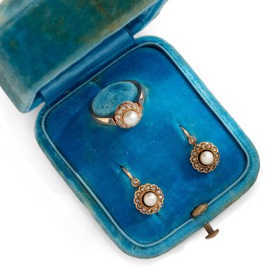 une paire de boucles d'oreilles en perles et diamants, présentée dans un écrin en velours sur fond blanc
