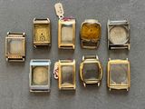un grand nombre de montres posées sur une table