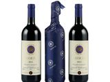 deux bouteilles de vin rouge posées l'une à côté de l'autre sur une surface blanche