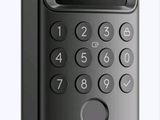 un gros plan d'un téléphone portable surmonté d'un clavier