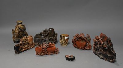 un grand nombre d'objets différents posés sur une table
