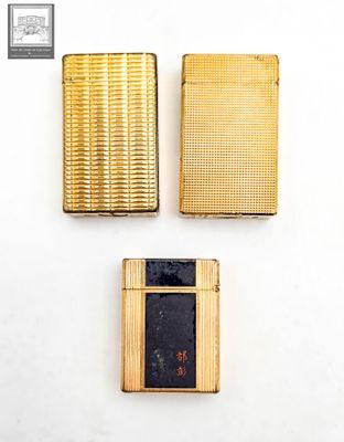 trois types différents d'étuis à cigarettes dorés sur un fond blanc