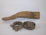 un couteau en bois et une paire de menottes en cuir