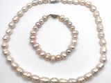 ensemble composé d'un collier et d'un bracelet en perles, avec un fermoir en or