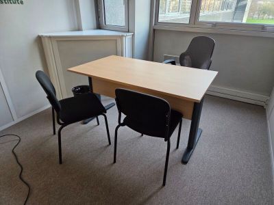 deux chaises et une table dans une pièce