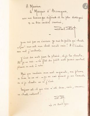 une lettre manuscrite sur une feuille de papier posée sur une table