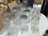 une table sur laquelle sont posés tout un tas de bocaux