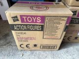 Des cartons de jouets sont empilés les uns sur les autres par terre.