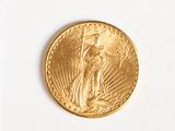 gros plan d'une pièce d'or sur une surface blanche