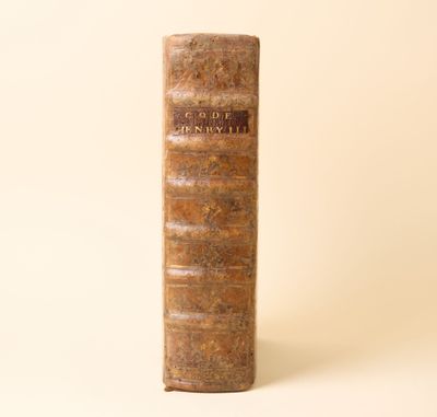 un vieux livre posé sur une surface blanche