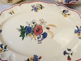 deux assiettes avec des fleurs posées sur une table