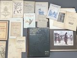 beaucoup de vieux livres posés ensemble sur la table