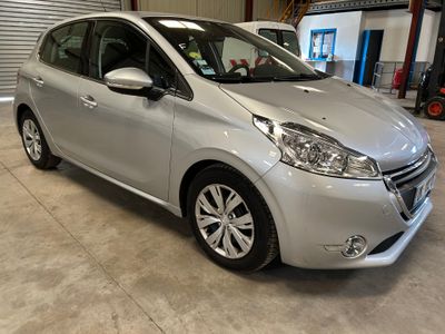 la photo d'une voiture argentée garée dans un garage