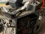 l'image d'un établi sur lequel sont posés des outils