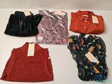 quatre types de vêtements différents exposés sur une table