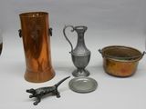 un grand nombre d'objets différents posés sur une table