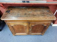 Buffet bas rustique en chêne ouvrant par deux portes à moulu… (photo 5)