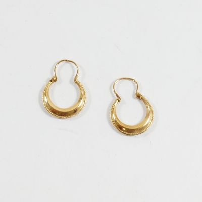 boucles d'oreilles créoles plaquées or sur fond blanc