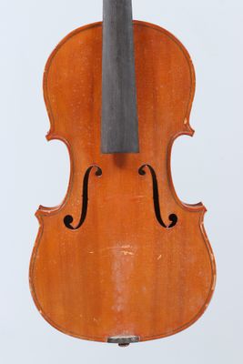 un gros plan d'un violon posé sur un pupitre, sur fond blanc