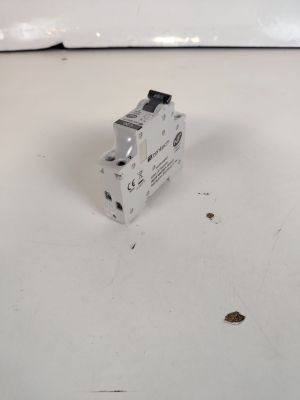 un gros plan d'un disjoncteur miniature posé sur une surface blanche