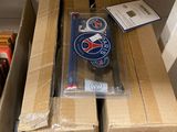 une boîte contenant une horloge, posée par terre
