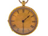 une montre de poche en or avec des chiffres romains sur le cadran