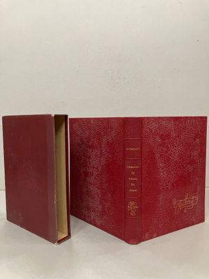 deux livres rouges posés l'un à côté de l'autre sur une surface blanche