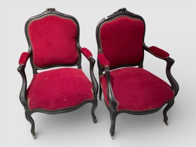 PAIRE DE FAUTEUILS en bois noirci, garniture de velours rouge - Photo 1