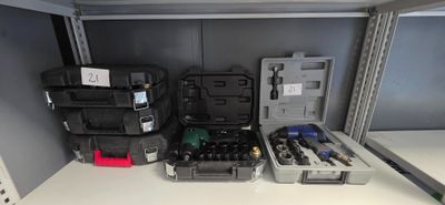 une étagère sur laquelle sont posés de nombreux outils, dans une pièce