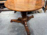 une table sur laquelle se trouve la photo d'un homme